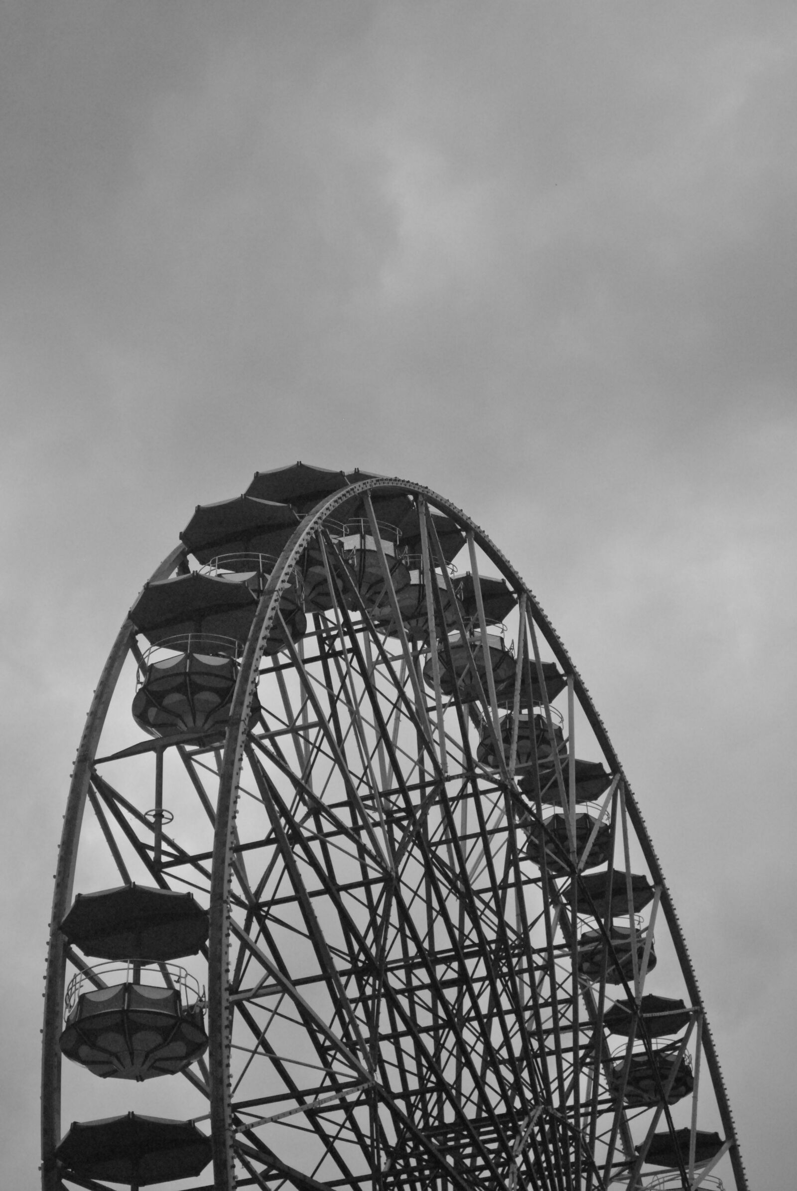 Nikon D3000 sample photo. Big, wheel, grayscale, live photography