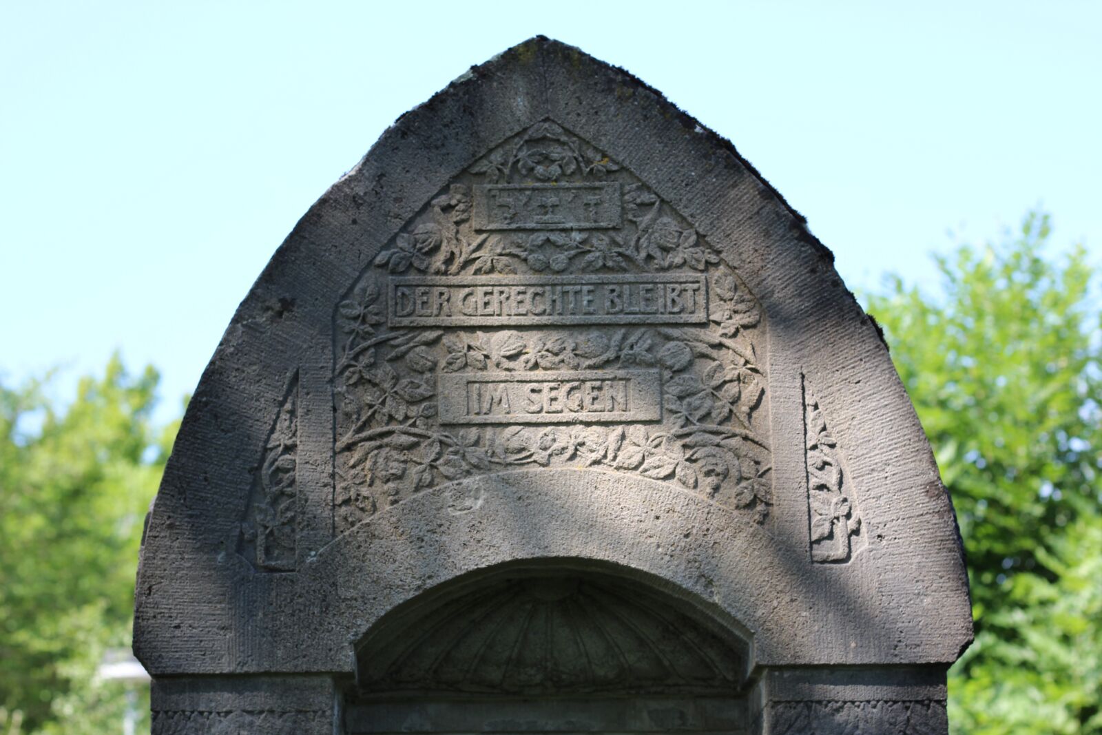 Canon EOS 1200D (EOS Rebel T5 / EOS Kiss X70 / EOS Hi) + Canon EF 50mm F1.8 STM sample photo. Grave stones, jewish cemetery photography