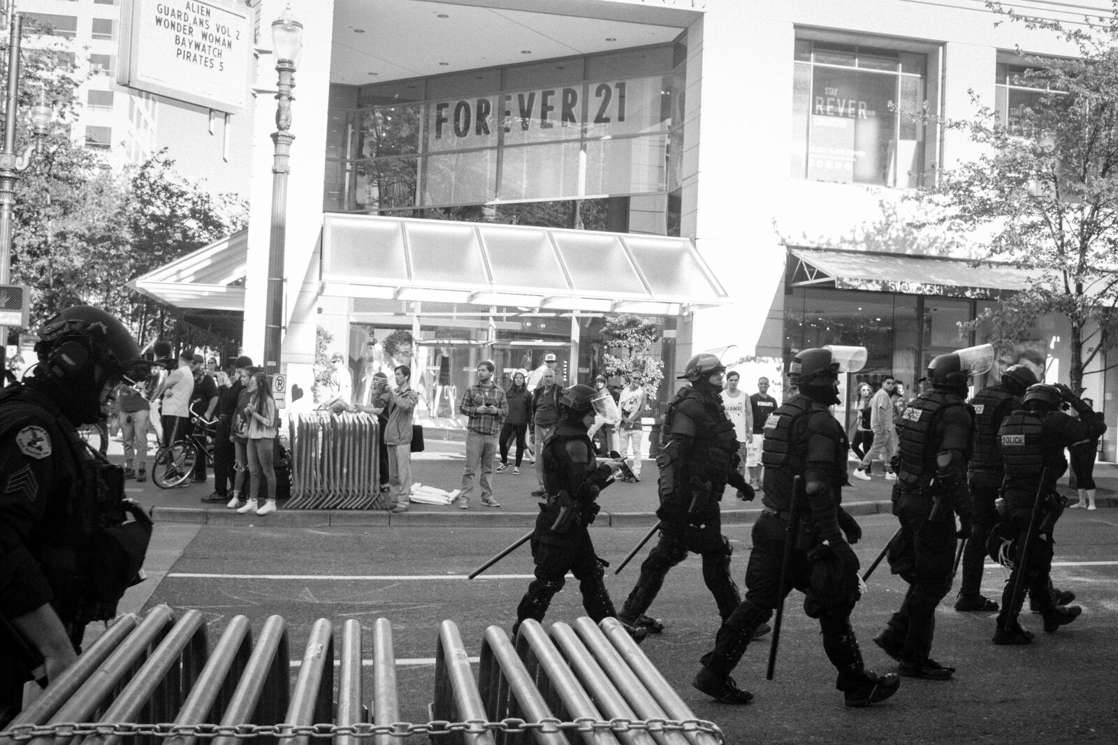 Canon EOS 700D (EOS Rebel T5i / EOS Kiss X7i) sample photo. Crowd, control, crowds, police photography