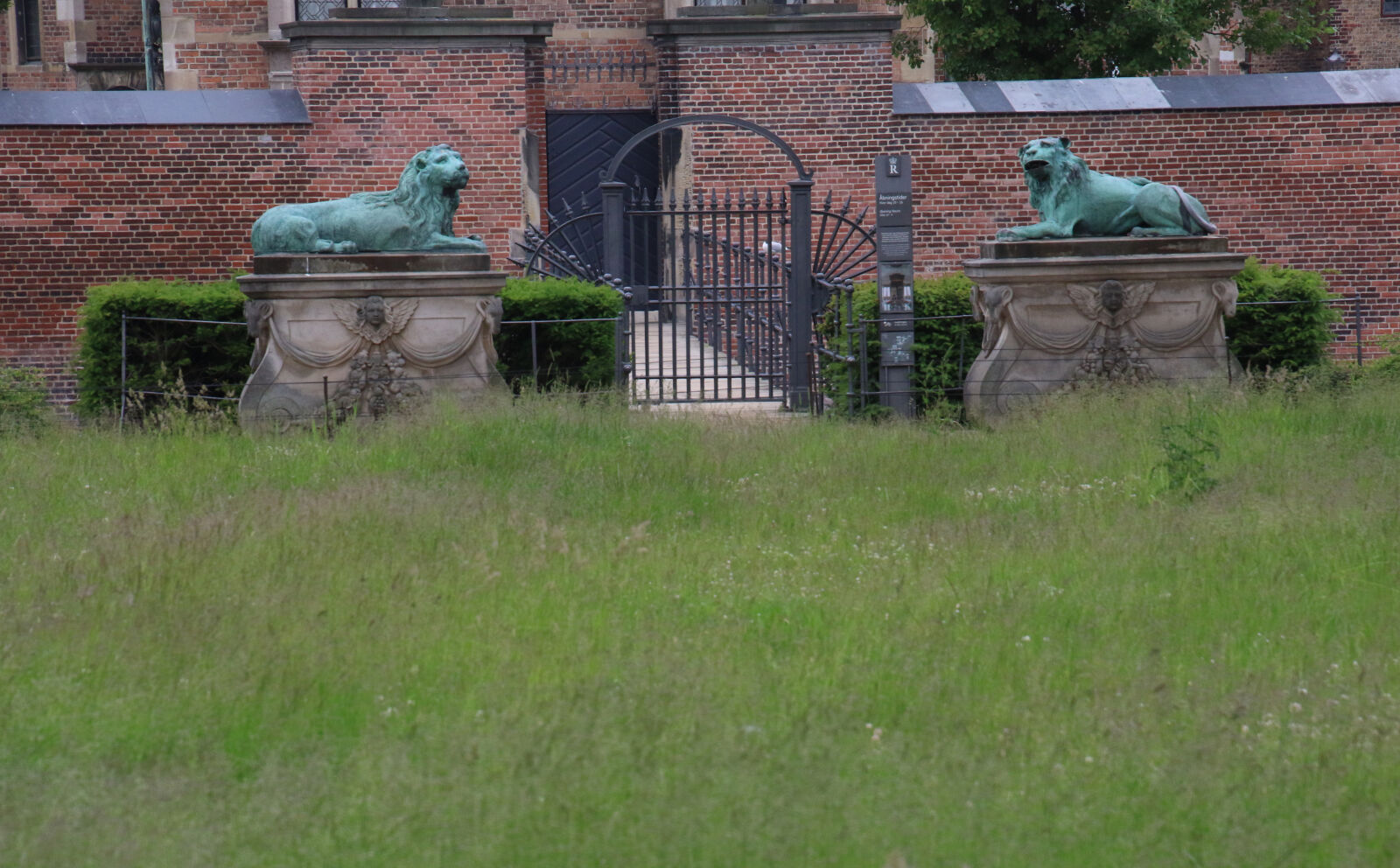 Canon EOS 7D Mark II sample photo. Bricks, bridge, gate, grass photography