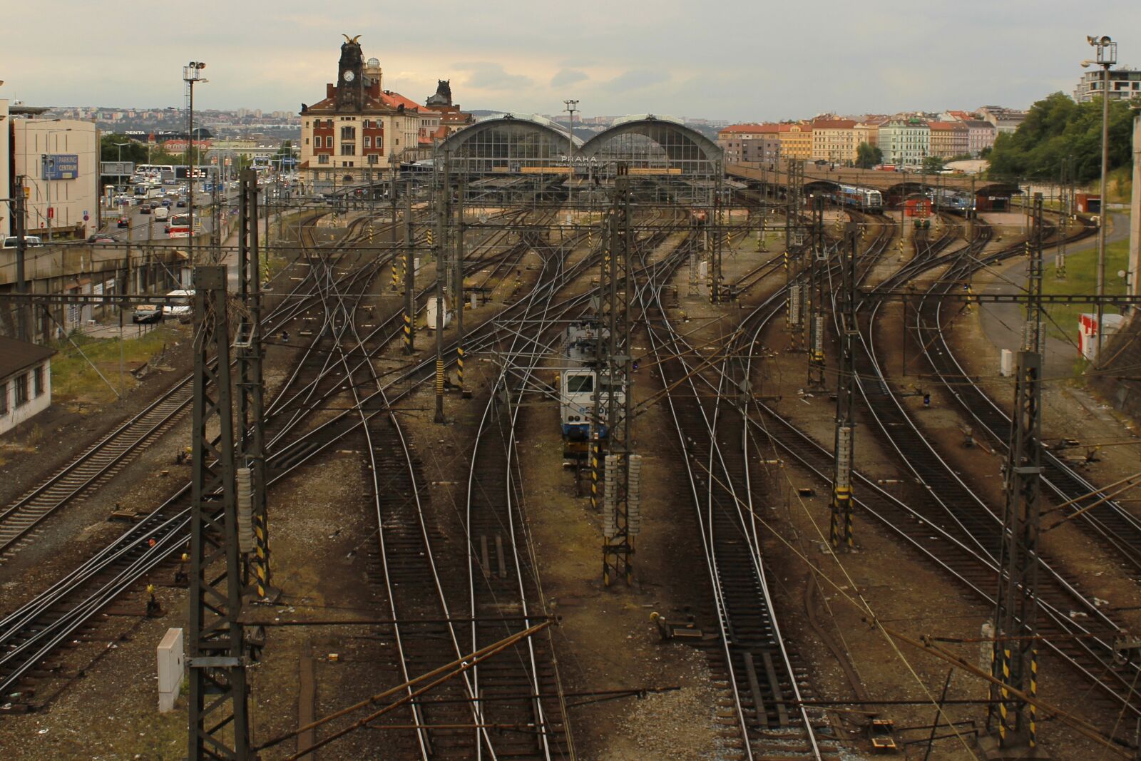 Canon EOS 1300D (EOS Rebel T6 / EOS Kiss X80) sample photo. Prague, central station, railway photography
