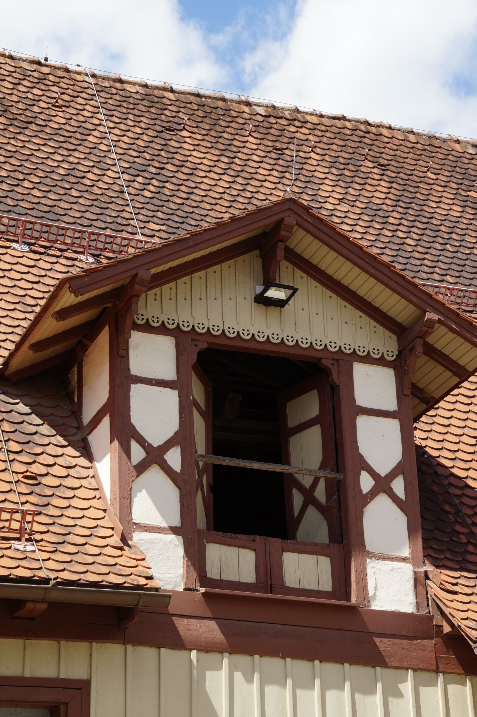 Sony SLT-A58 sample photo. Dormer, window, truss photography