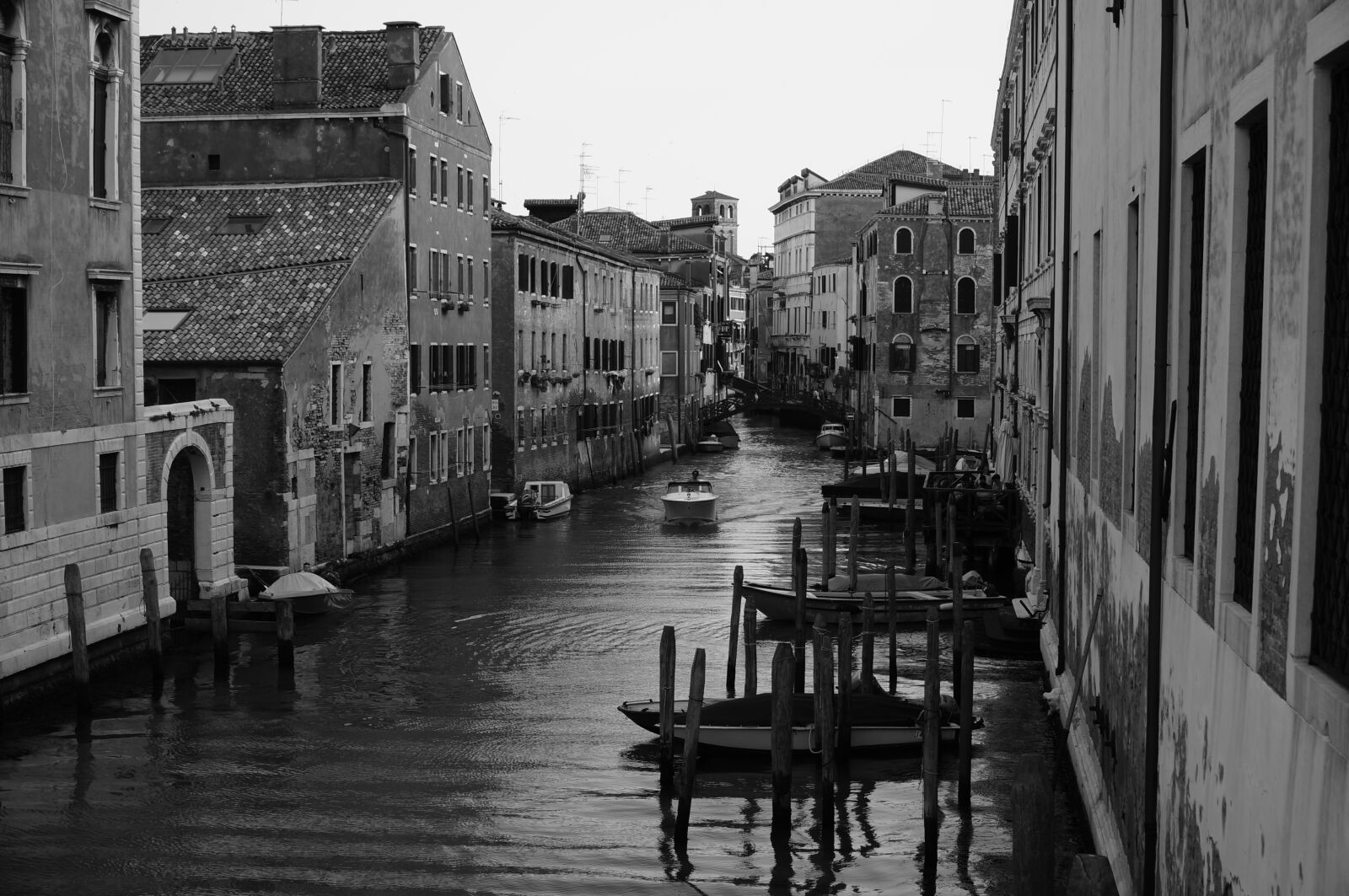 Sony Alpha NEX-6 + Sony E PZ 18-105mm F4 G OSS sample photo. Venice, canal, black and photography