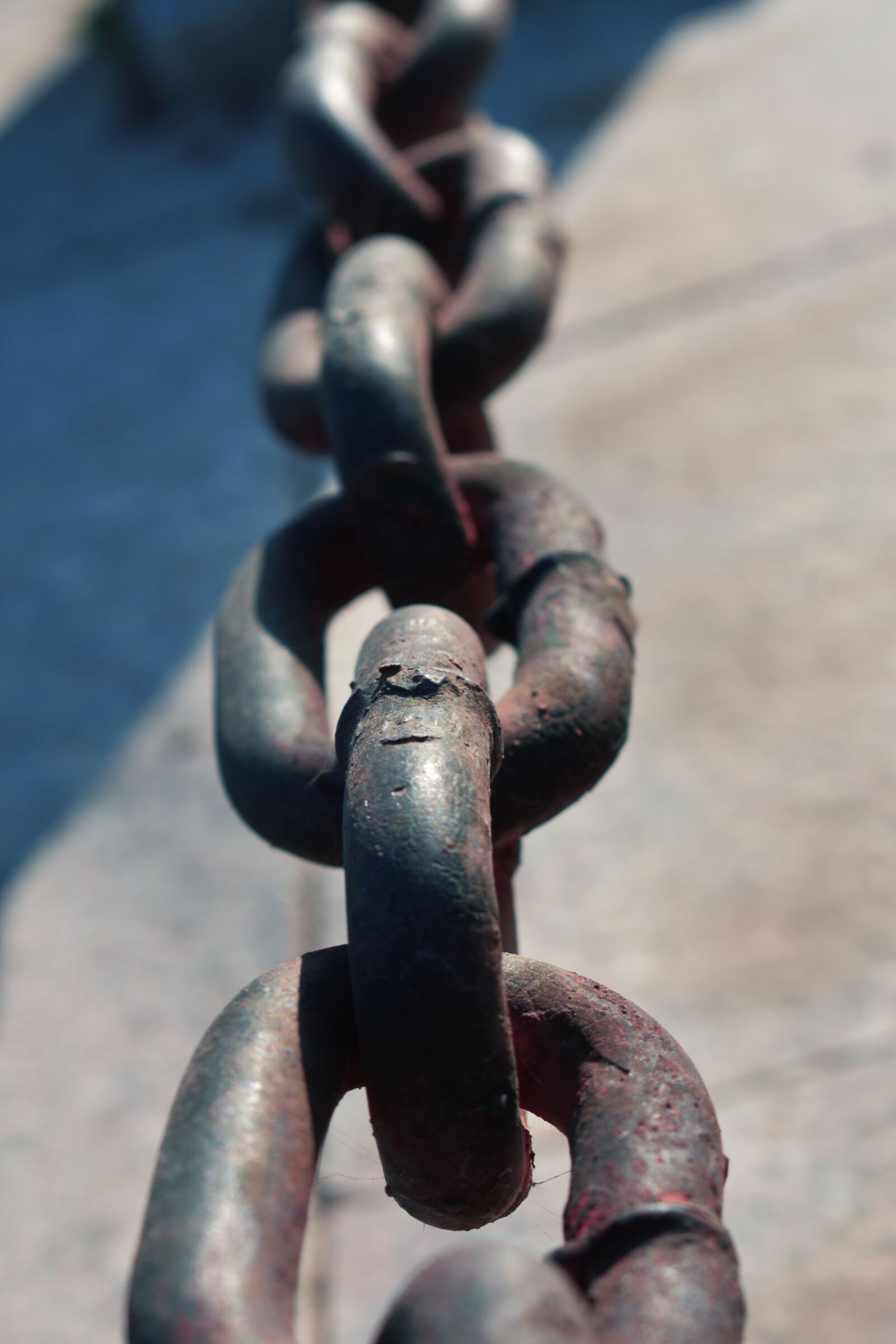 Nikon D3400 sample photo. The chains, the outer photography