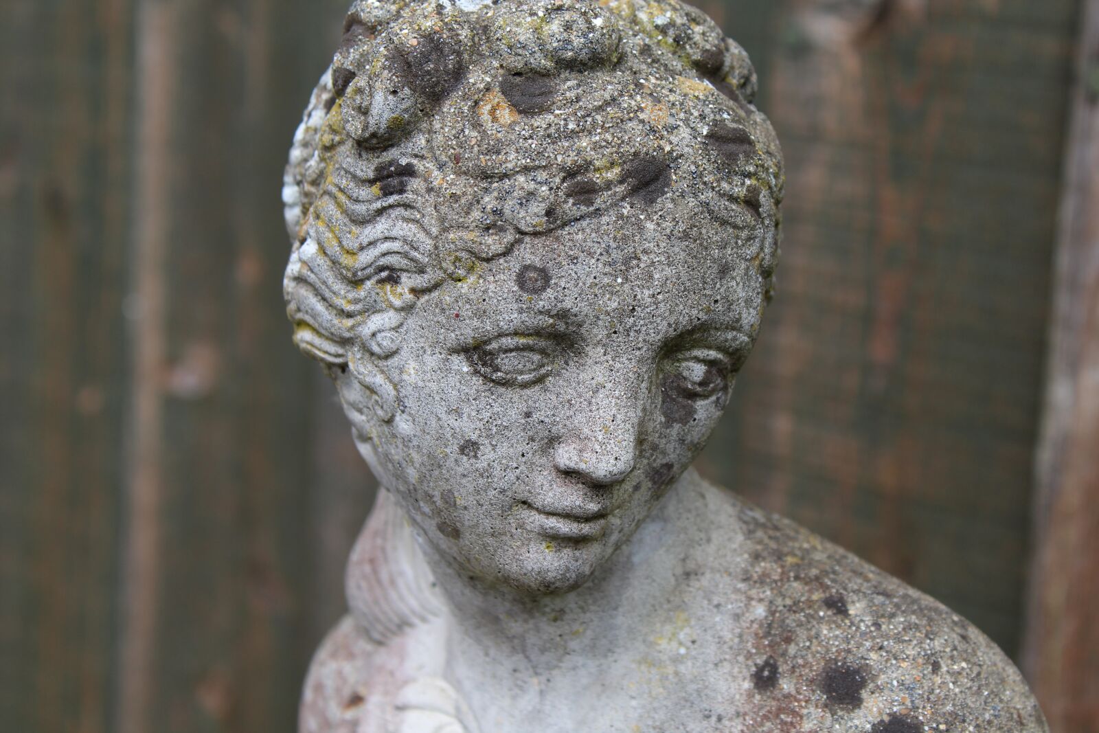 Canon EOS 1300D (EOS Rebel T6 / EOS Kiss X80) sample photo. Statue, sad woman, sad photography