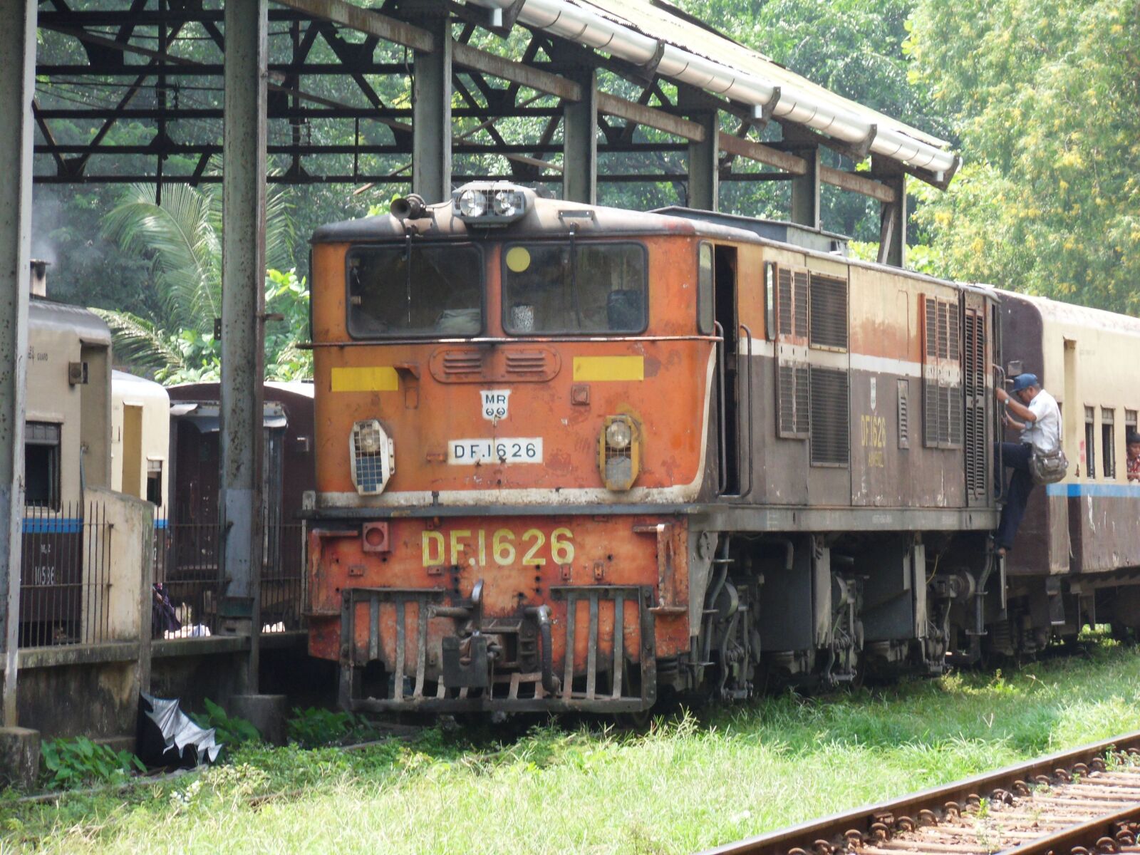 Samsung WB550, WB560 / VLUU WB550 /  HZ15W sample photo. Train, yangon, burma photography
