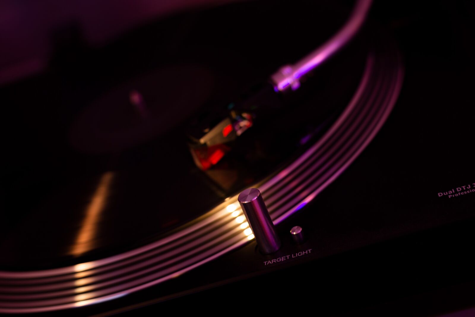 Canon EOS-1D X + Canon EF 50mm F1.8 STM sample photo. Music, turntable, vintage photography