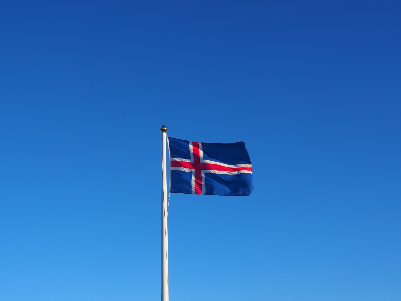 Olympus M.Zuiko Digital ED 12-100mm F4.0 IS Pro sample photo. Flag, iceland, flutter photography