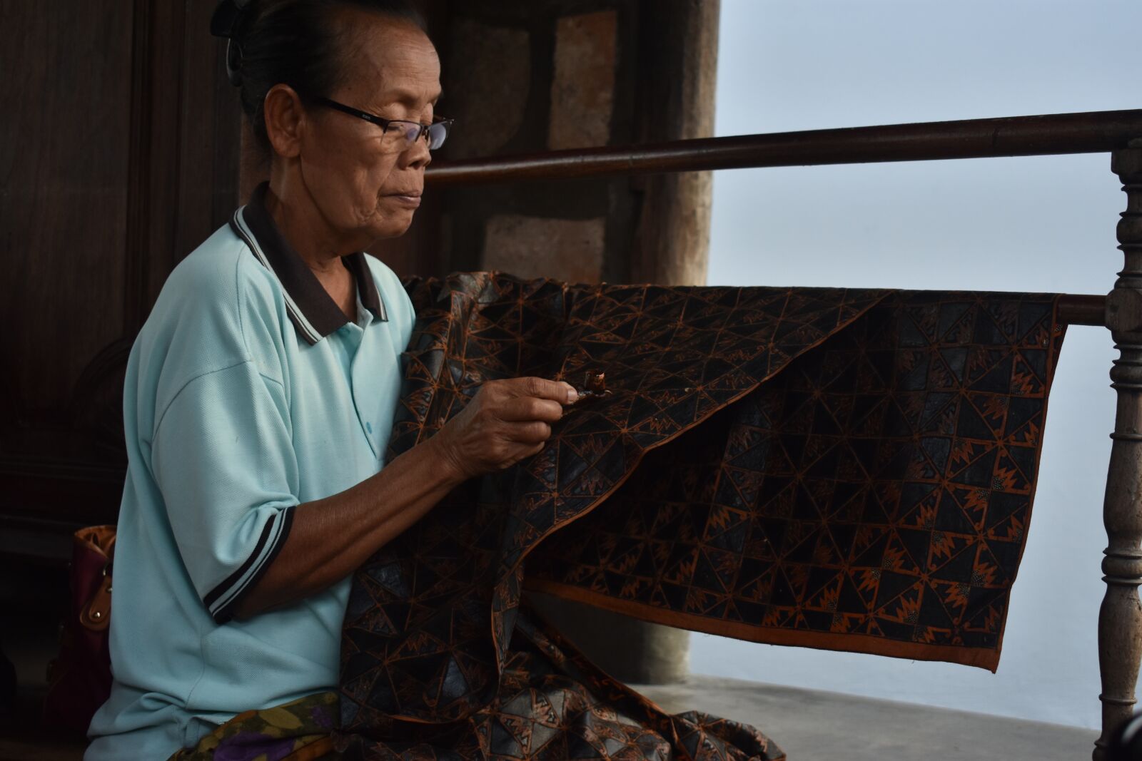 Nikon D3400 sample photo. Woman, batik, traditional photography