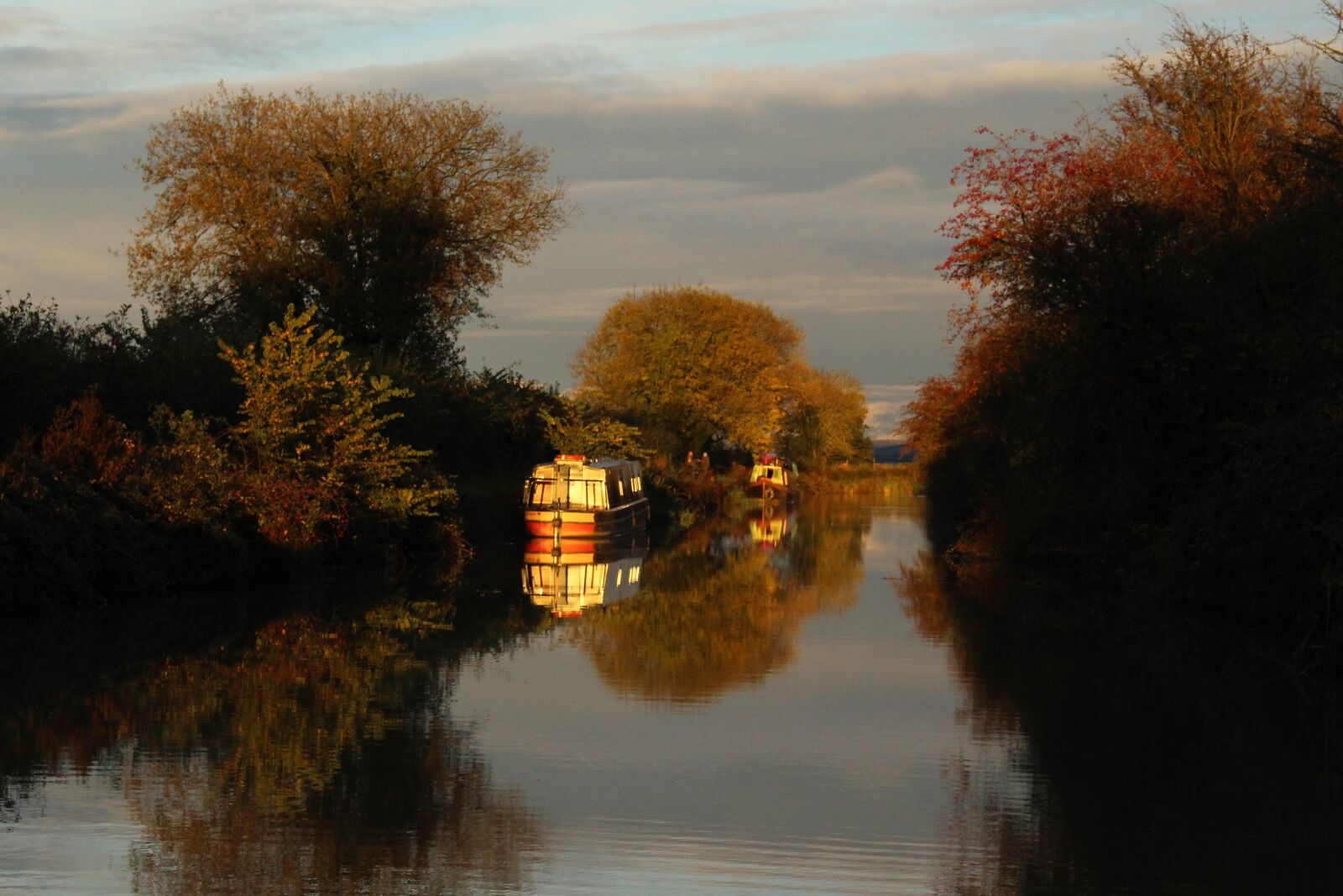 Canon EOS 700D (EOS Rebel T5i / EOS Kiss X7i) sample photo. Narrow boats, water, autumn photography