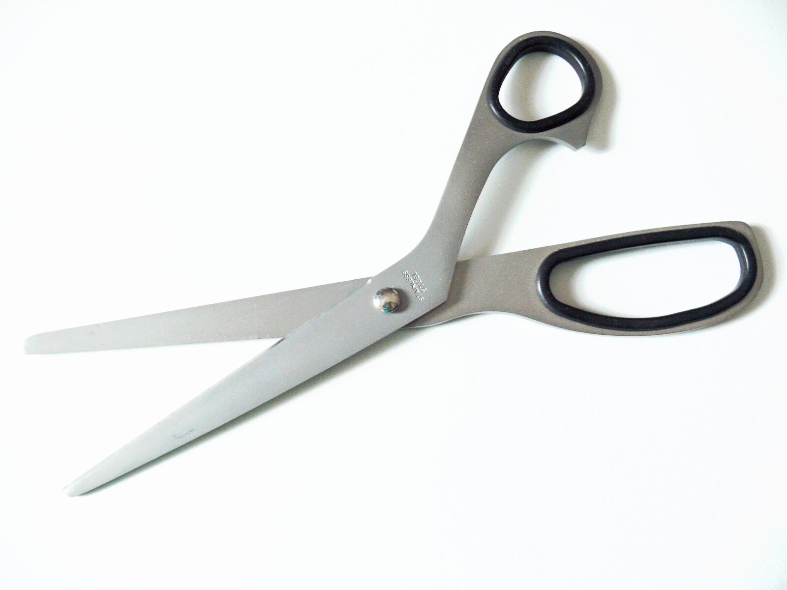 Leica V-LUX 1 sample photo. Scissors, household scissors, sharp photography