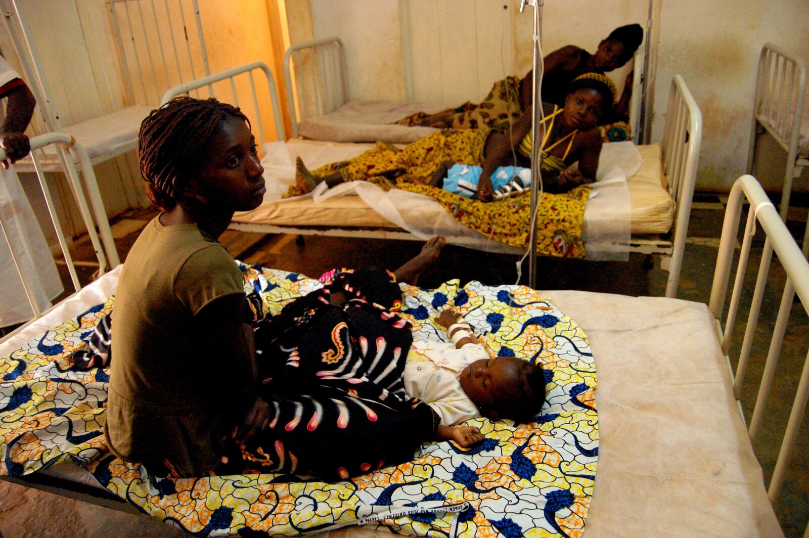 Nikon D40 sample photo. Women, wait, sick, babies photography