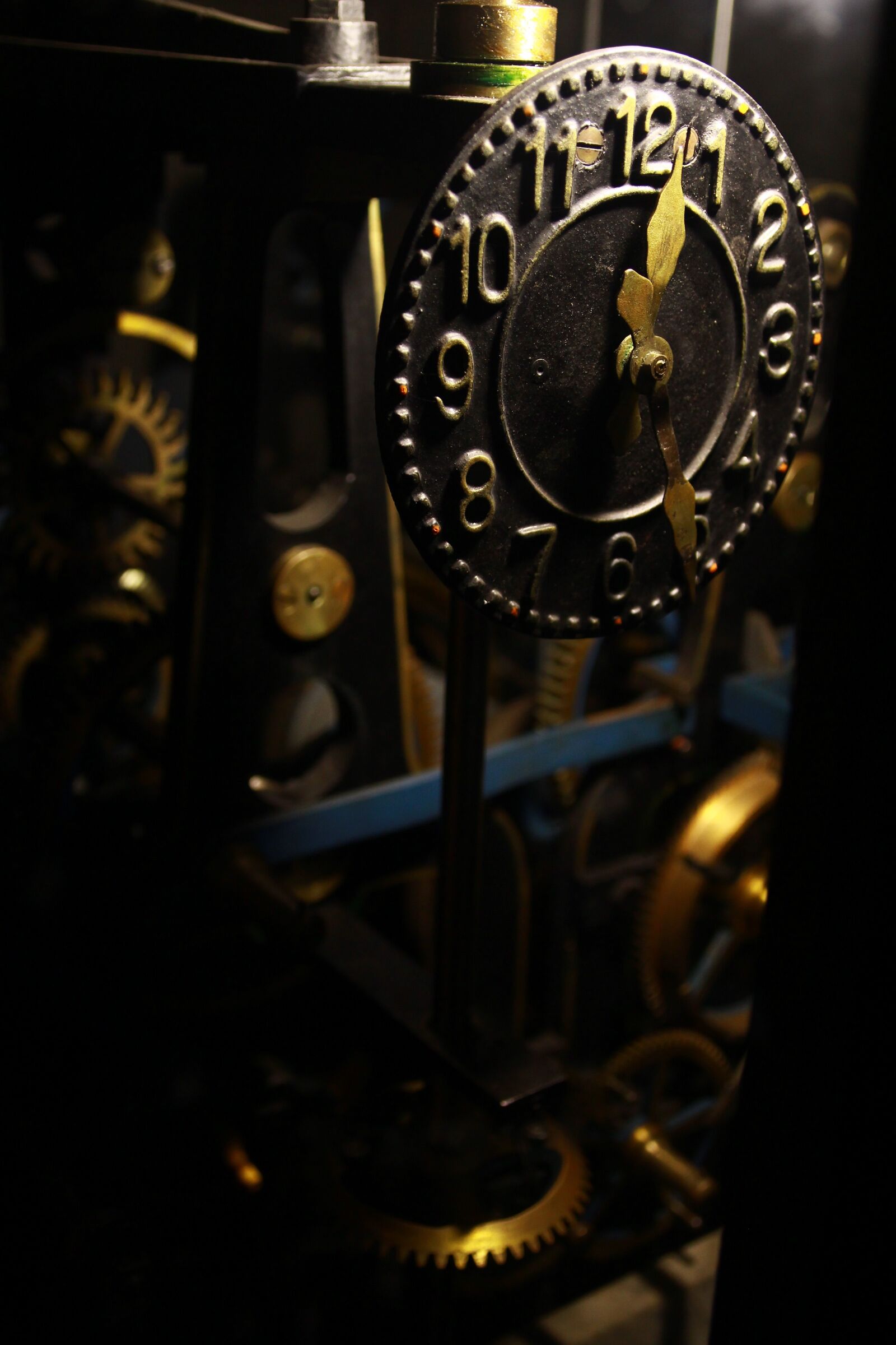 Canon EOS 600D (Rebel EOS T3i / EOS Kiss X5) sample photo. Old clockwork, clock, analog photography
