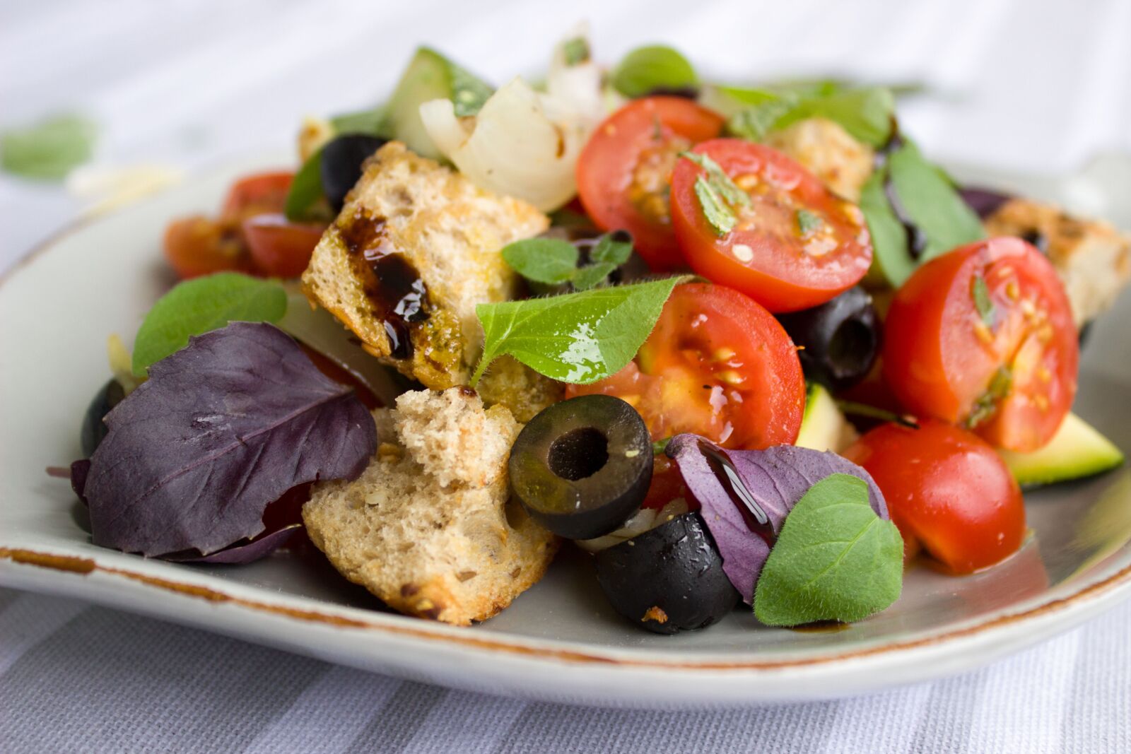 Canon EOS 600D (Rebel EOS T3i / EOS Kiss X5) sample photo. Tomatoes, bread, salad photography