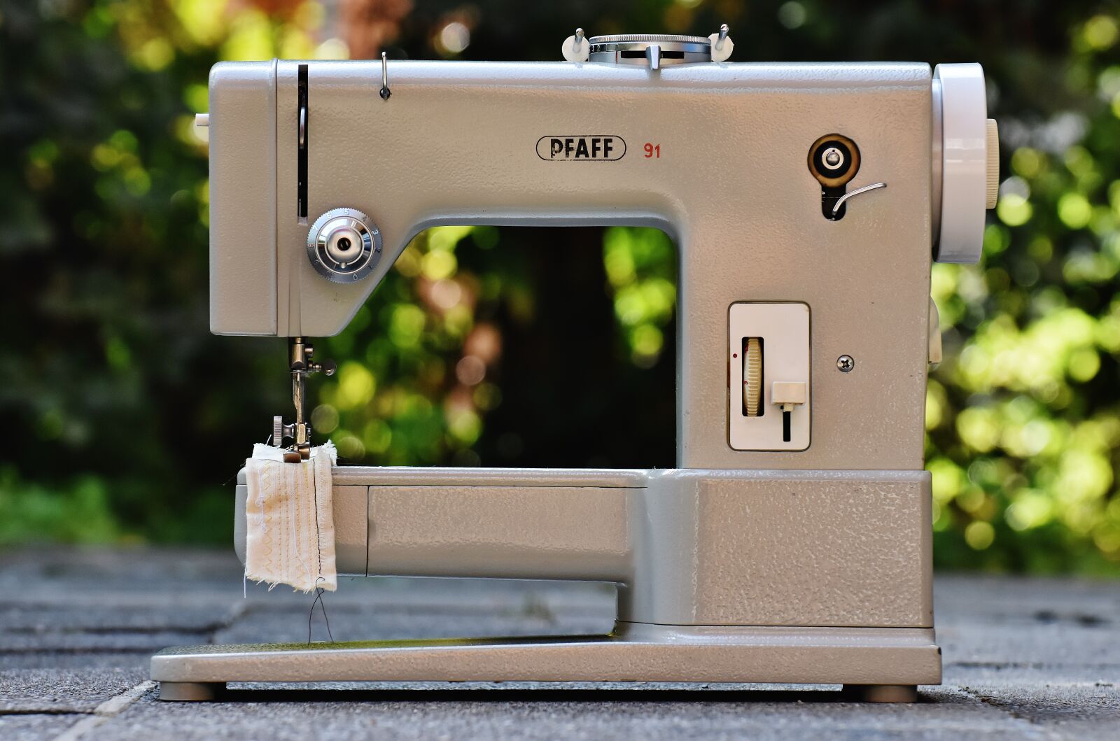 Nikon D7200 sample photo. Sewing machine, pfaff, sixties photography