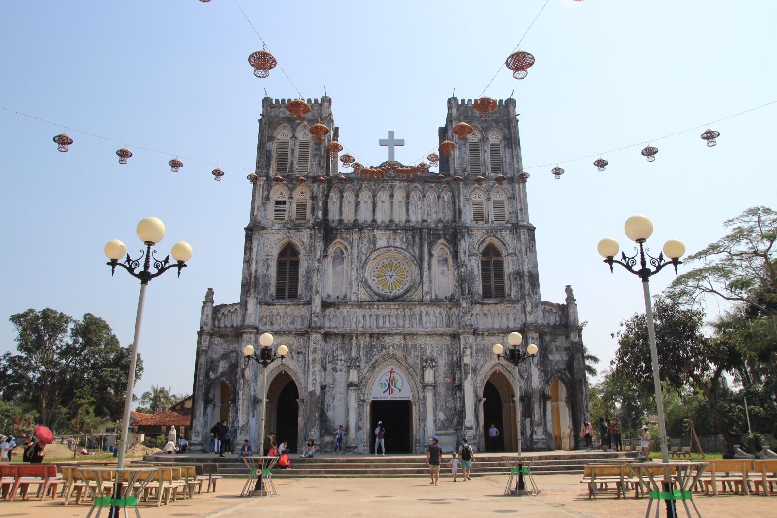 Tamron SP AF 17-50mm F2.8 XR Di II LD Aspherical (IF) sample photo. Vietnam, asia, church photography