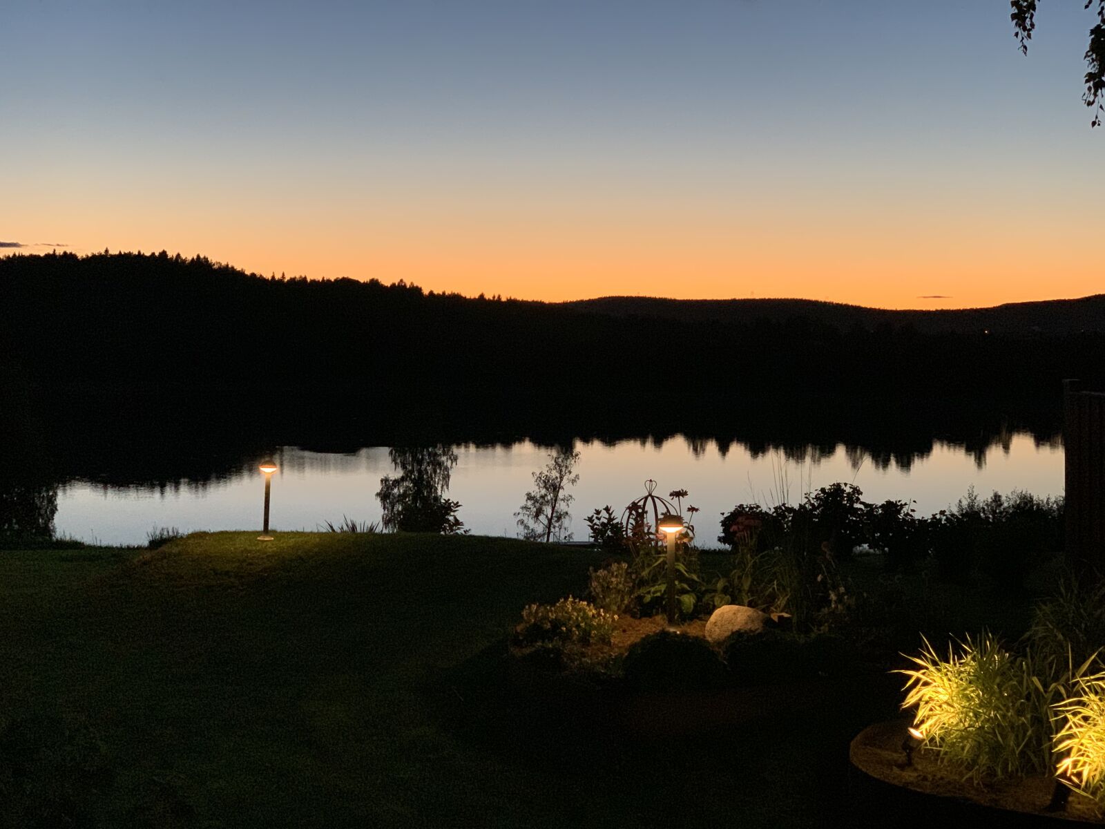 iPhone XS back dual camera 6mm f/2.4 sample photo. Twilight, garden lighting, evening photography