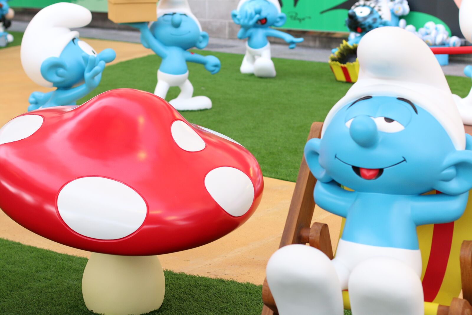 Canon EOS 70D + Canon EF 50mm F1.4 USM sample photo. Cartoon, the smurfs, exhibition photography