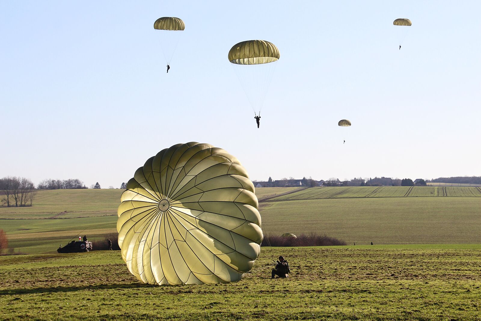 Canon EOS 700D (EOS Rebel T5i / EOS Kiss X7i) sample photo. Parachutes, landing, put on photography