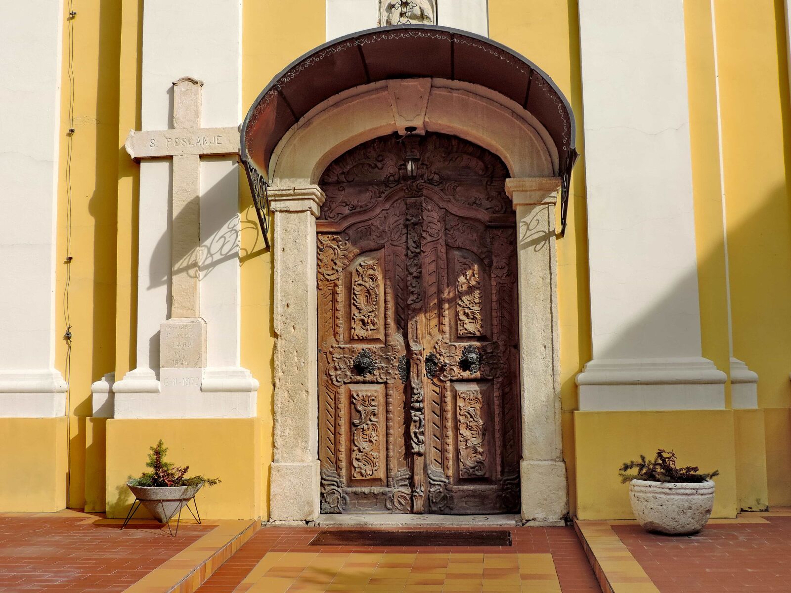 Nikon Coolpix P520 sample photo. Front door, architecture, house photography
