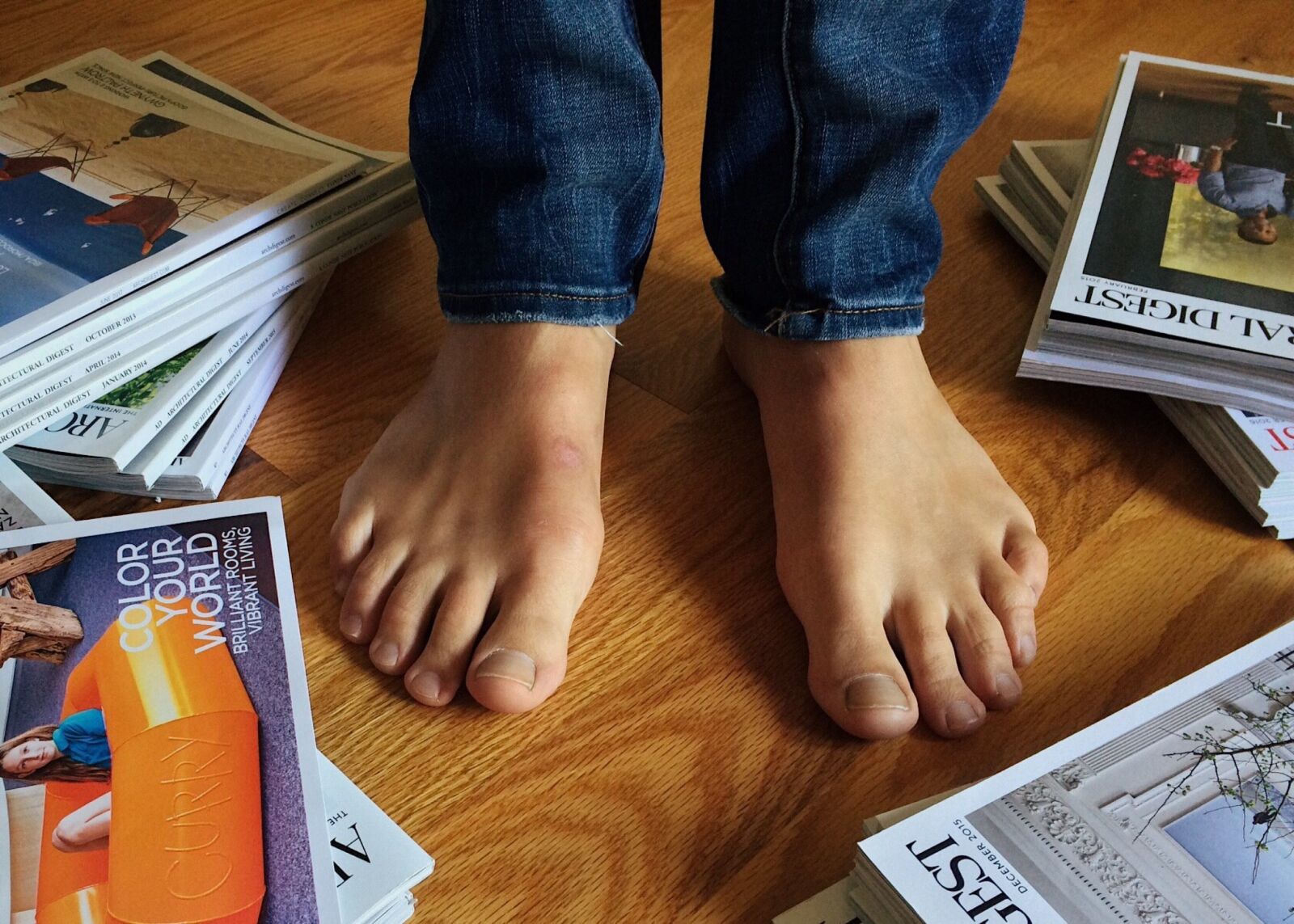 iPhone 5s back camera 4.15mm f/2.2 sample photo. Person, magazines, feet photography