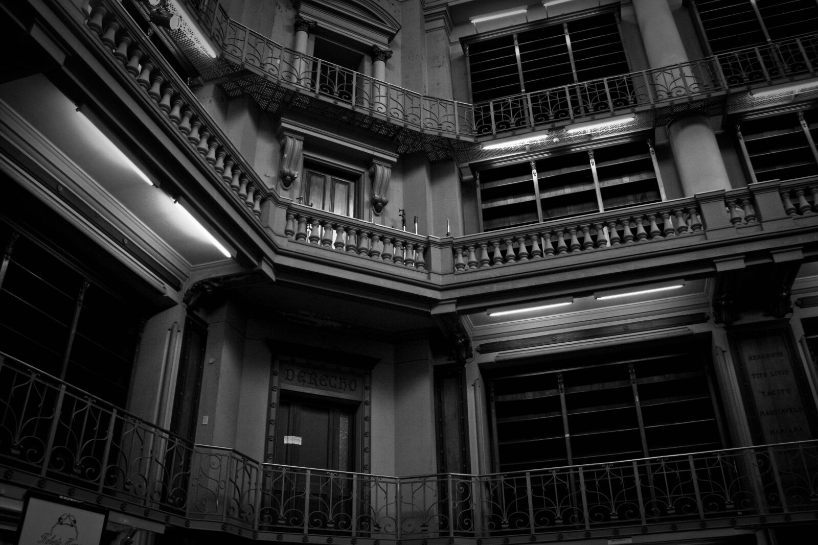 Canon EOS 450D (EOS Rebel XSi / EOS Kiss X2) sample photo. Library, architecture, places photography