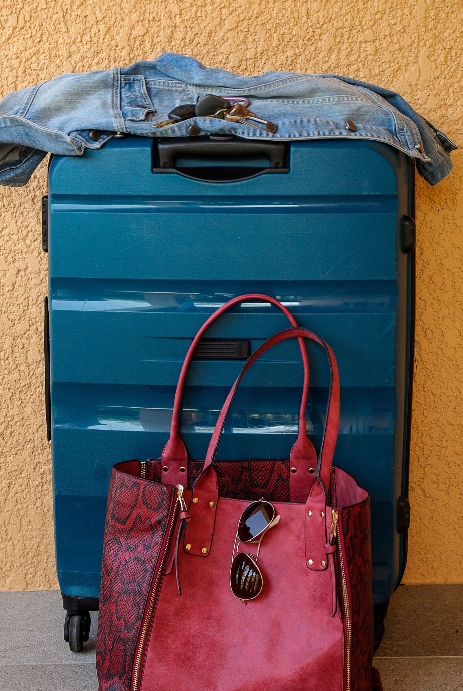 Pentax K10D sample photo. Suitcase, departure, travel photography