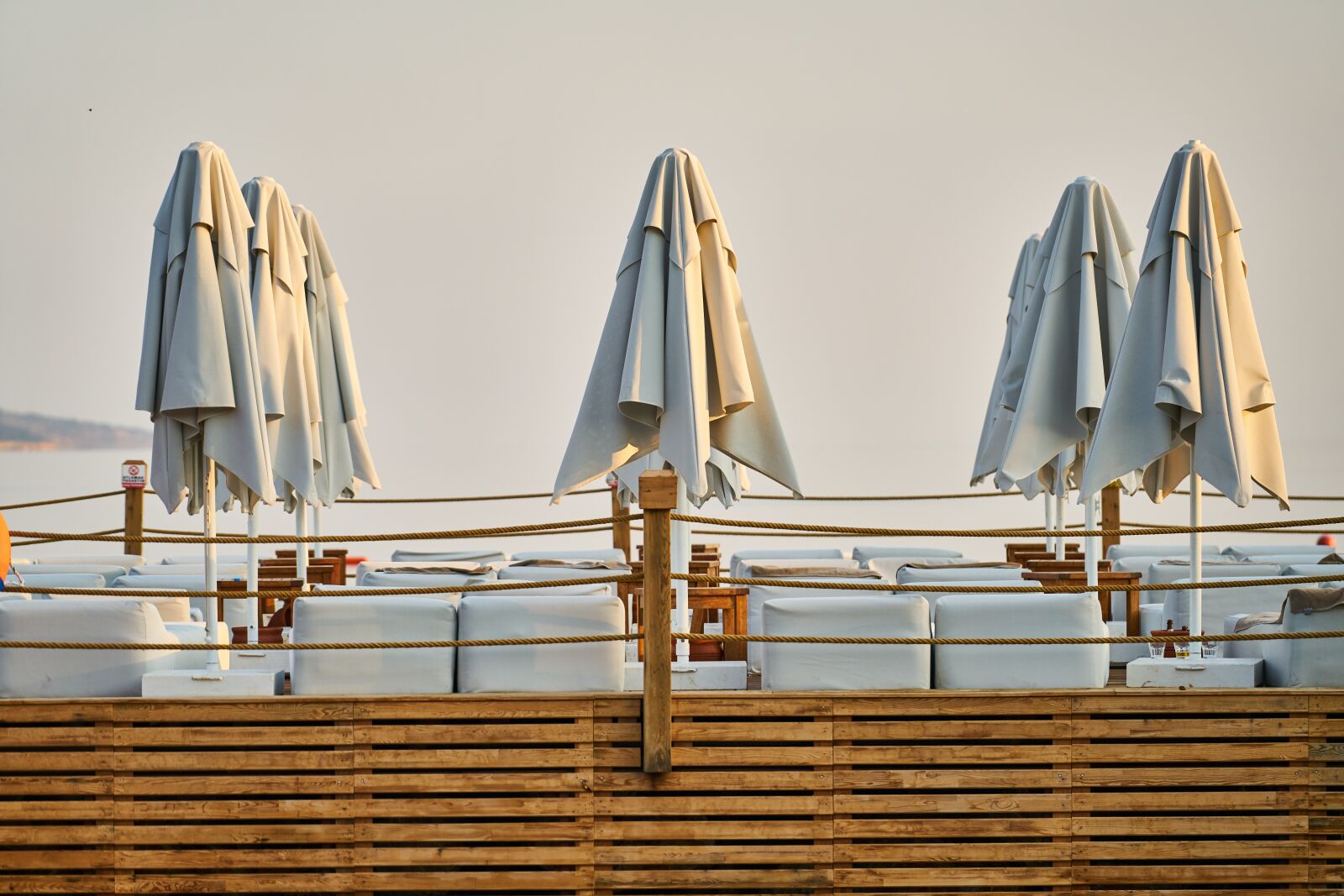 Sony FE 70-200mm F4 G OSS sample photo. Beach, umbrella, solar photography