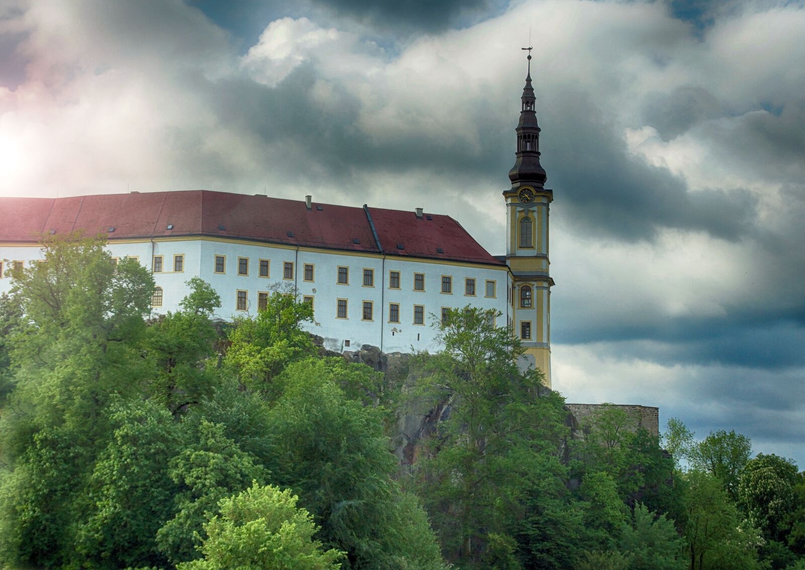 Sony SLT-A65 (SLT-A65V) sample photo. Děčín, castle, sky photography
