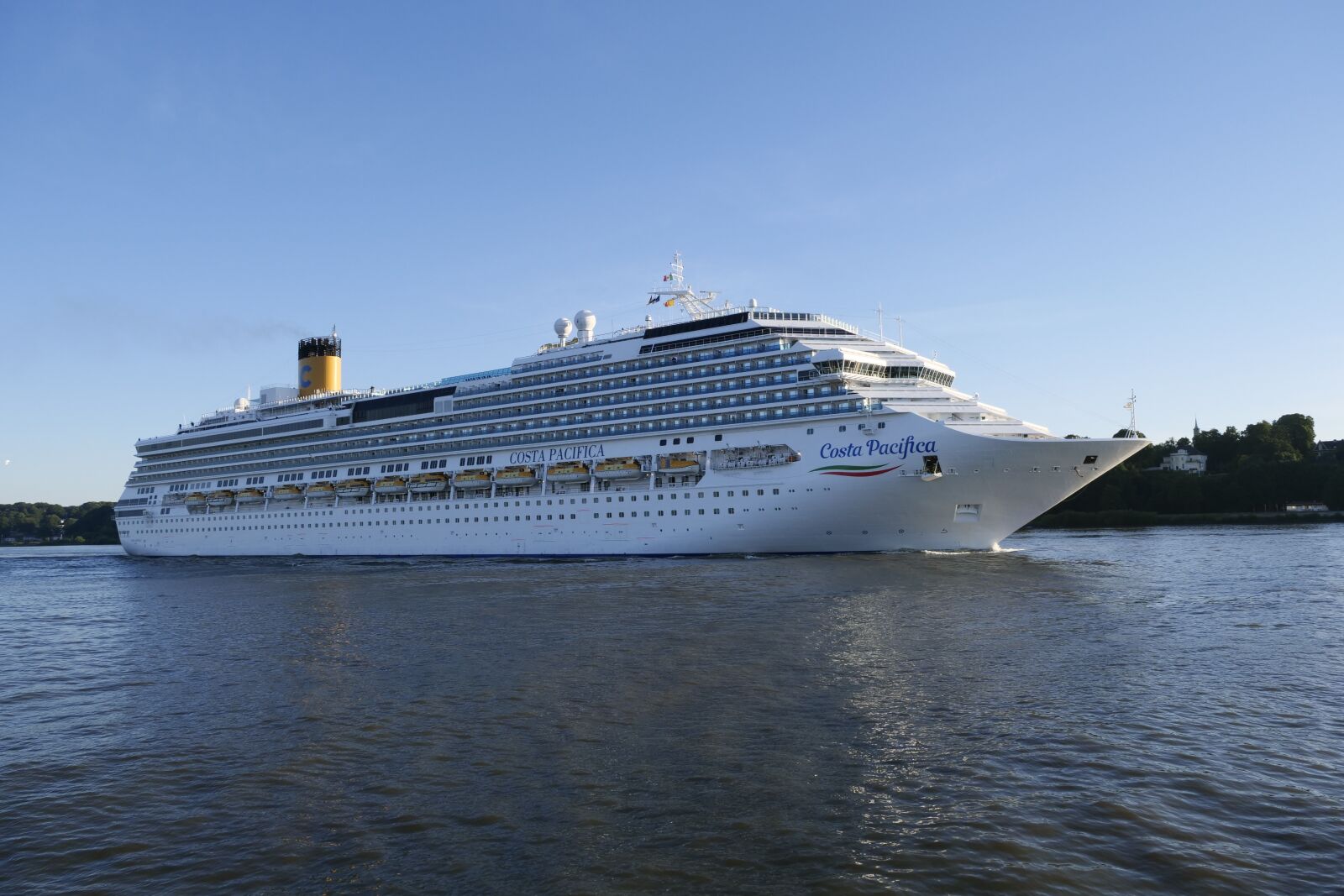 Panasonic Lumix DC-G9 sample photo. Cruise, costa pacifica, shipping photography