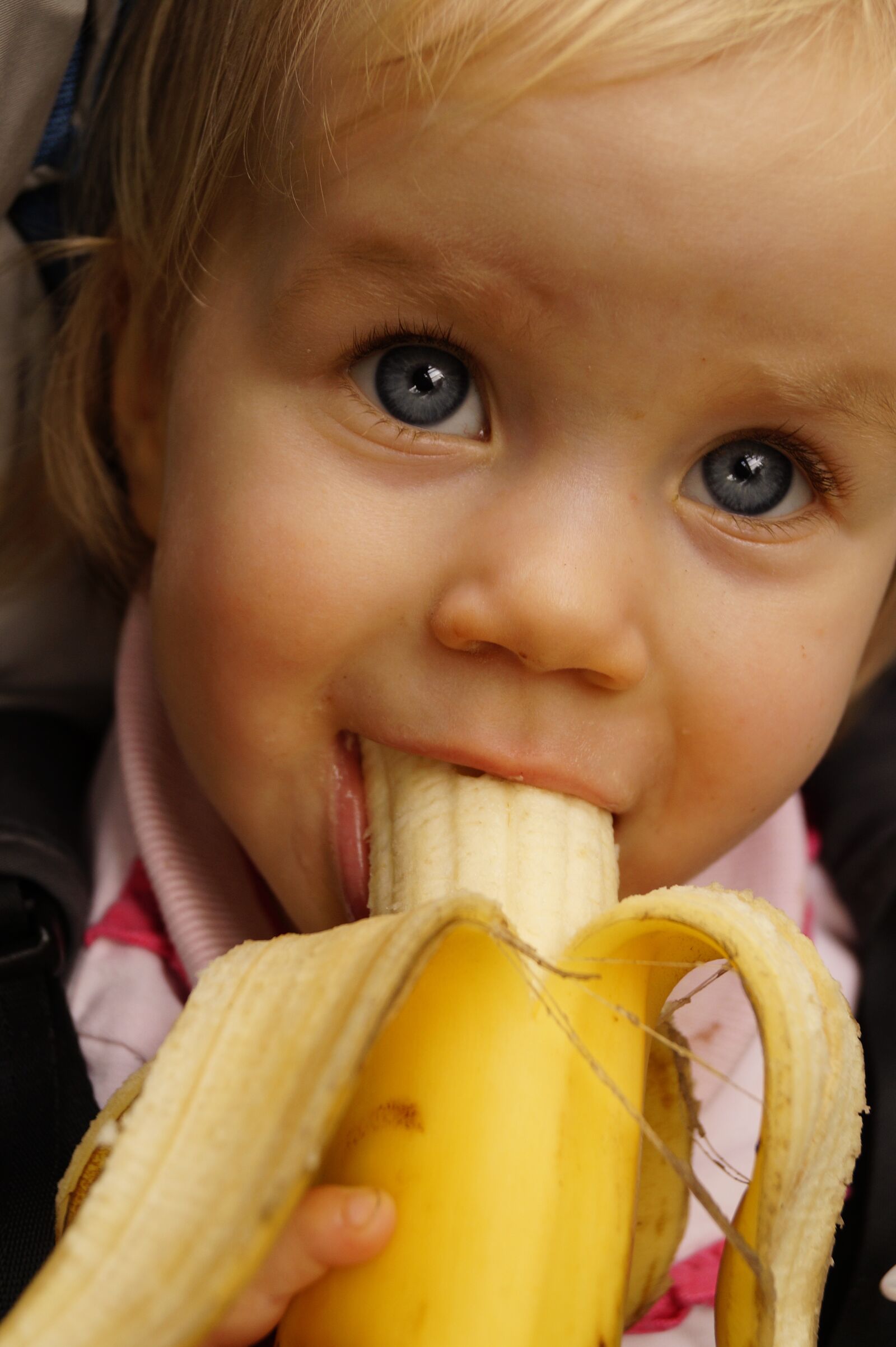 Sony DT 18-55mm F3.5-5.6 SAM II sample photo. Child, banana, cute photography