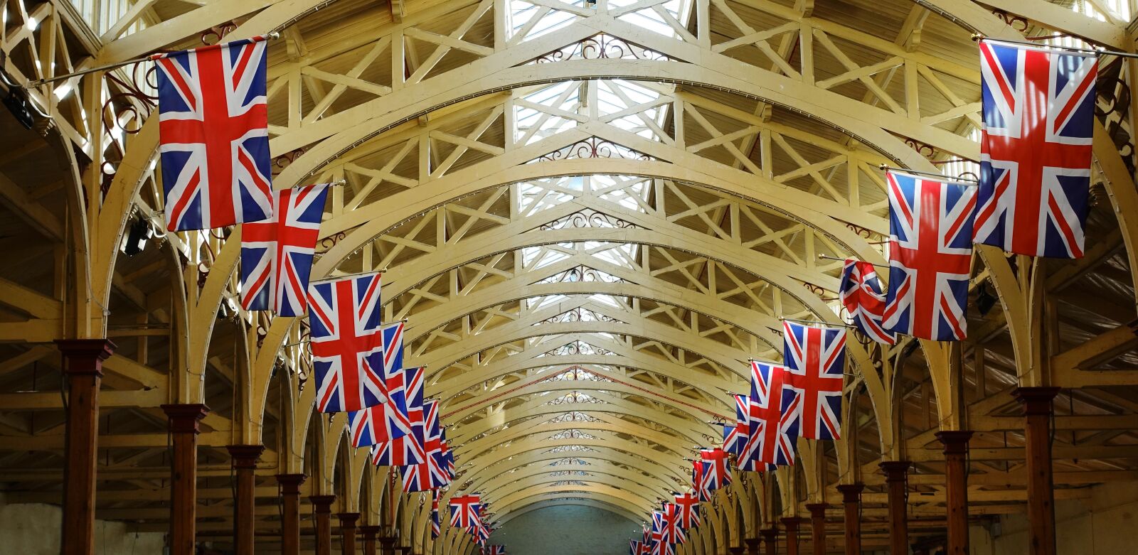 Sony DSC-RX100M5 sample photo. Flags, roof, market photography