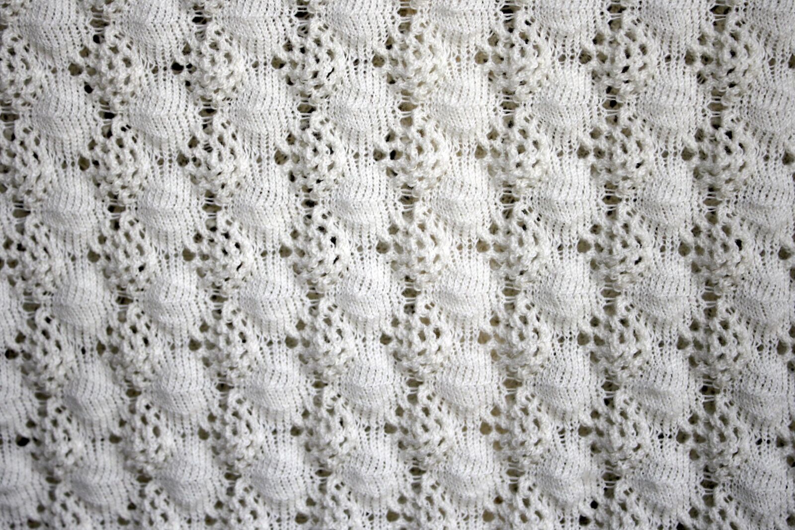 Canon EOS 1000D (EOS Digital Rebel XS / EOS Kiss F) + f/3.5-5.6 IS sample photo. White crochet, knit, texture photography