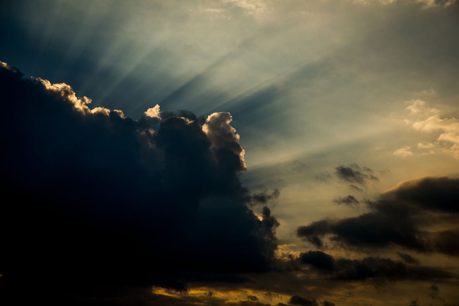 Canon EF 24-105mm F4L IS USM sample photo. Clouds, weather, sunlight, sunrays photography