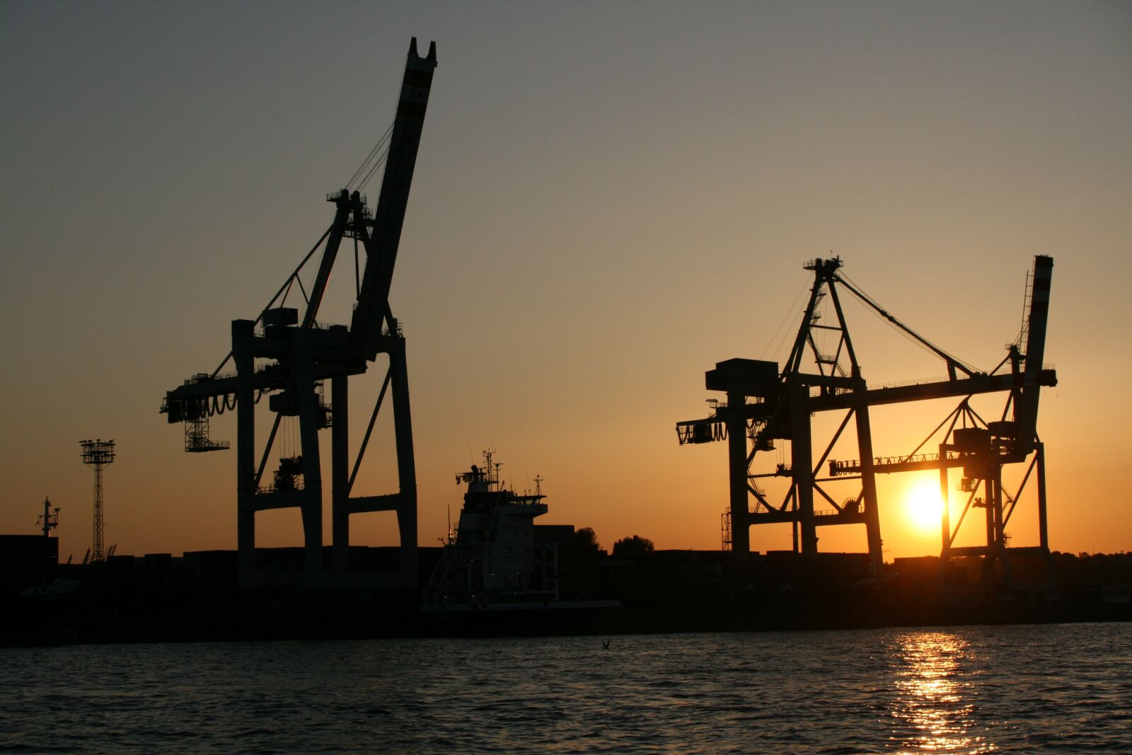 Canon EOS 400D (EOS Digital Rebel XTi / EOS Kiss Digital X) sample photo. Hamburg, port, hamburg port photography