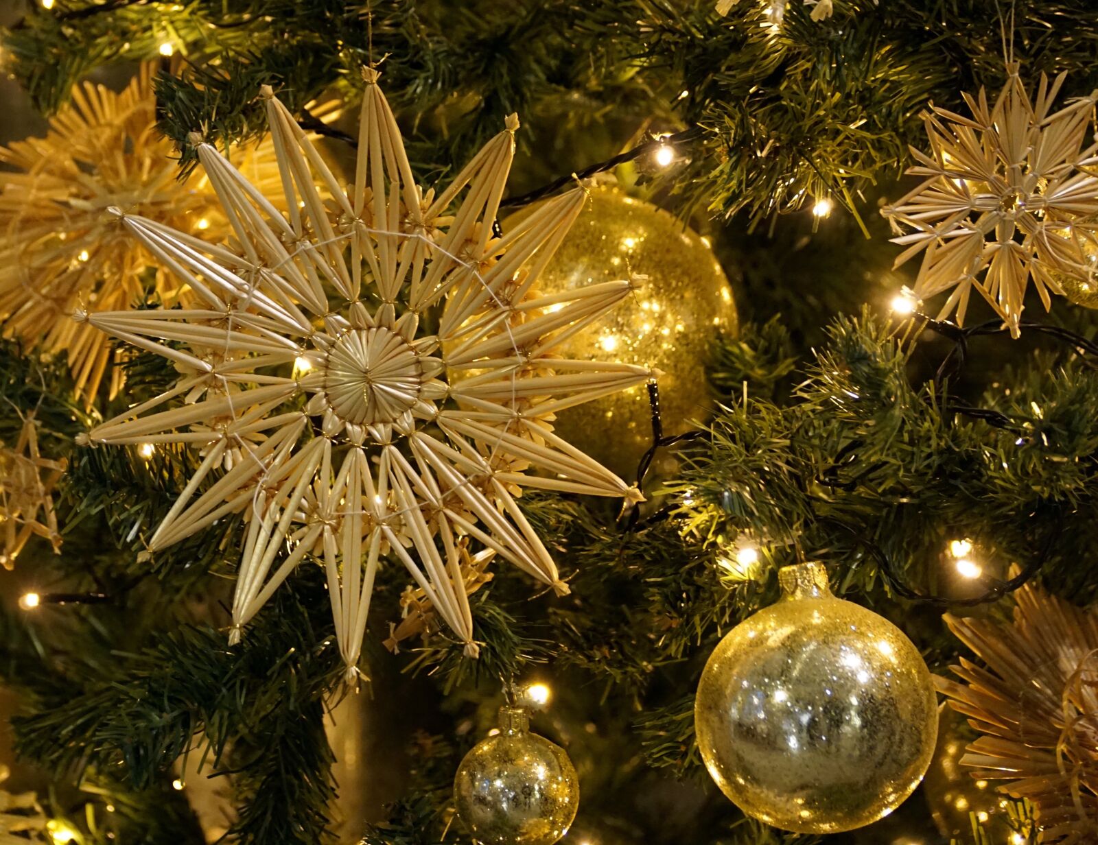 Sony DT 55-300mm F4.5-5.6 SAM sample photo. Christmas, christmas decorations, christmas photography