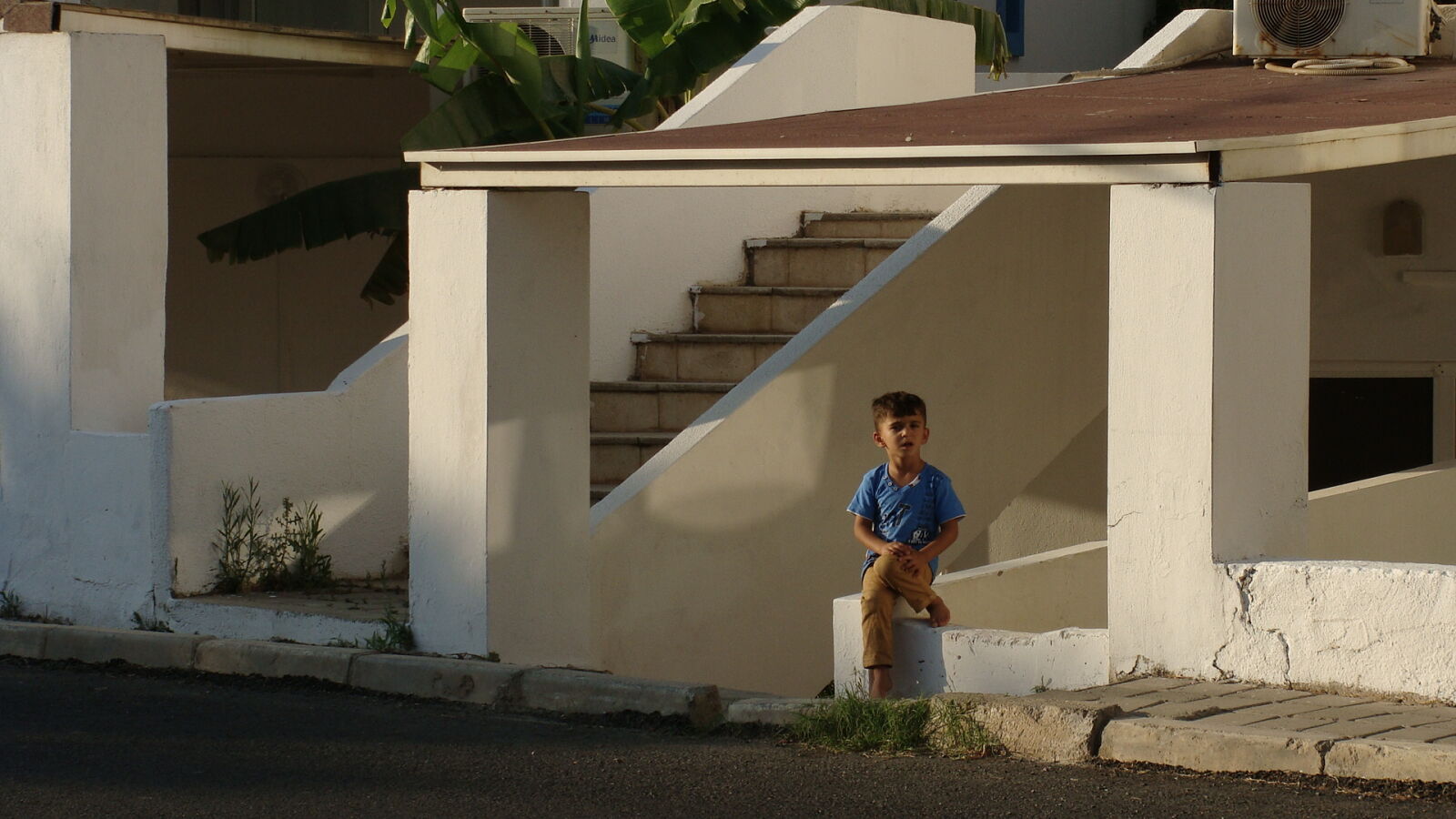 Sony Cyber-shot DSC-H10 sample photo. Boy, bungalow, child, curious photography
