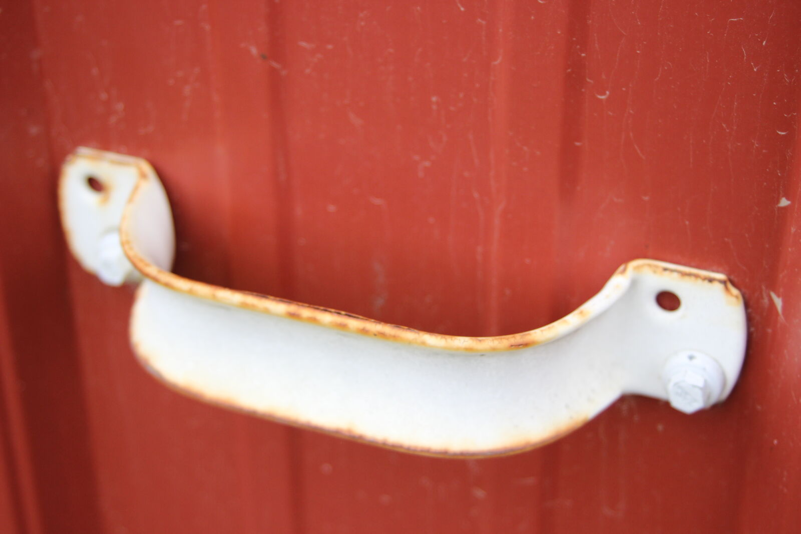 Canon EOS 600D (Rebel EOS T3i / EOS Kiss X5) sample photo. Barn, bolt, industrial, metal photography