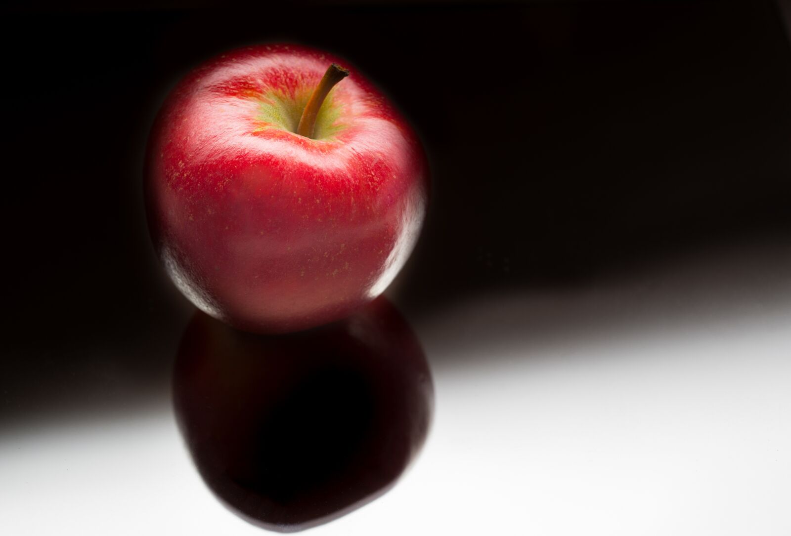 Nikon D610 sample photo. Shiny, apple, red photography
