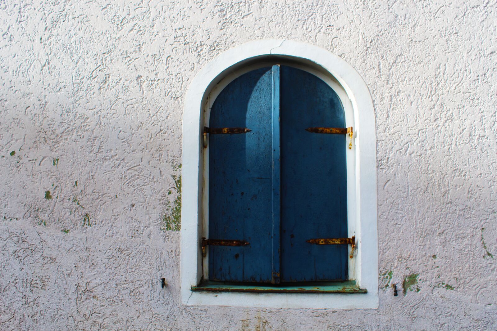 Canon EOS 1300D (EOS Rebel T6 / EOS Kiss X80) sample photo. Window, shutters, wall photography