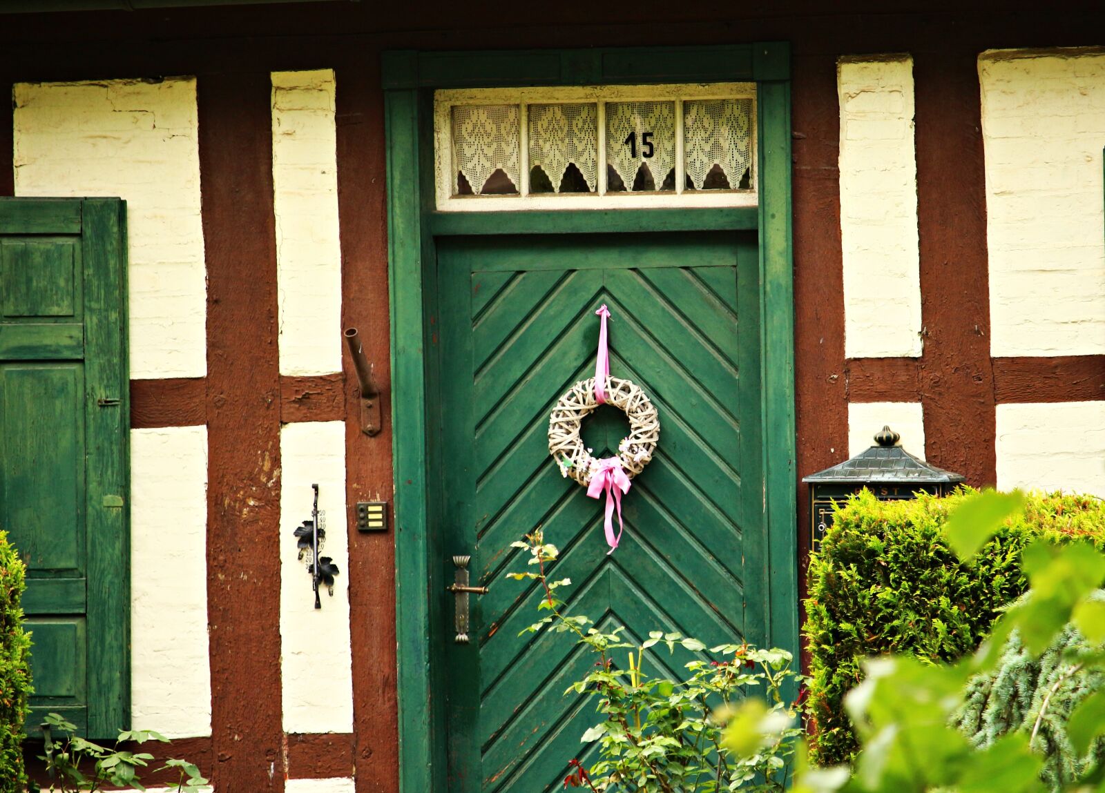 Canon EOS 100D (EOS Rebel SL1 / EOS Kiss X7) sample photo. Door, truss, wooden door photography