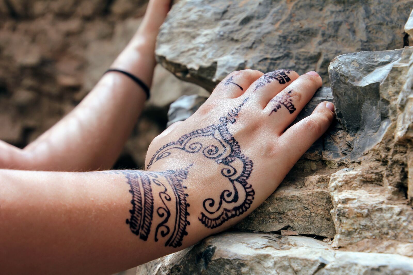 Canon EOS 60D sample photo. Hand-painting, henna, henna painting photography