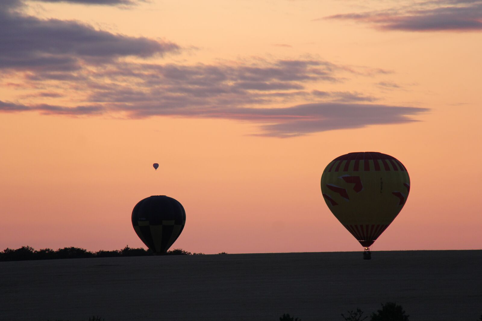 Canon EOS 60D + Canon EF-S 18-200mm F3.5-5.6 IS sample photo. Hot air balloons, sunset photography