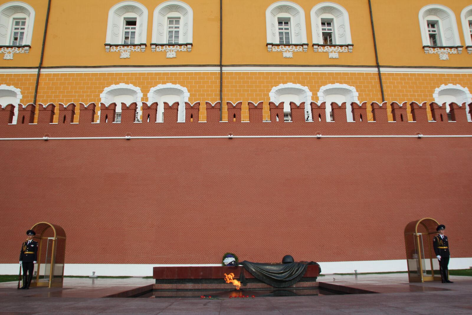Canon EOS 600D (Rebel EOS T3i / EOS Kiss X5) sample photo. Sentry, security guard, kremlin photography