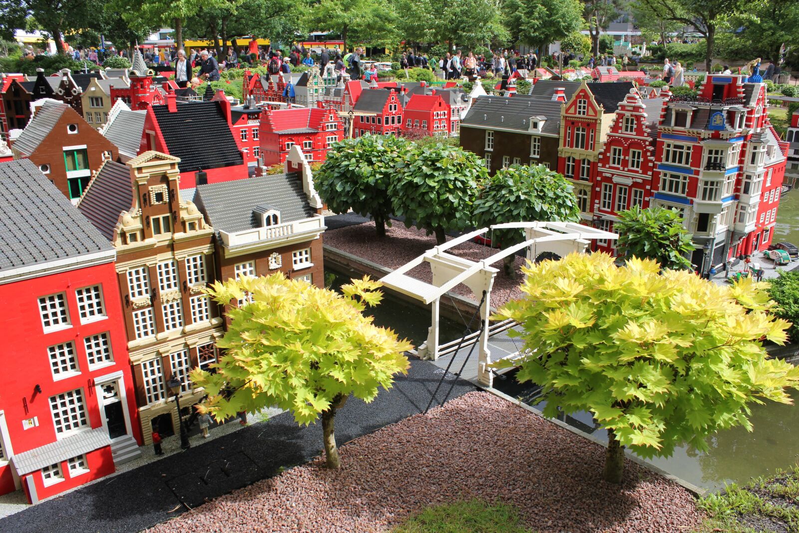 Canon EOS 550D (EOS Rebel T2i / EOS Kiss X4) sample photo. Lego, legoland, city photography