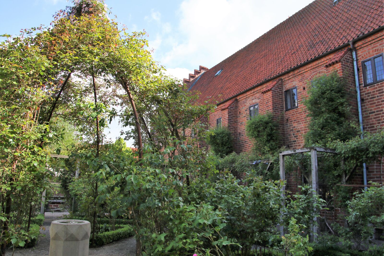 Canon EOS 7D Mark II sample photo. Building, garden, hedges, leaves photography