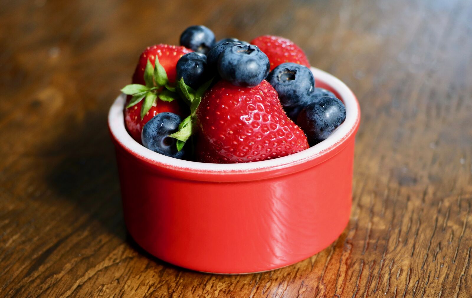 Canon EOS 800D (EOS Rebel T7i / EOS Kiss X9i) sample photo. Strawberry, strawberries, blueberry photography