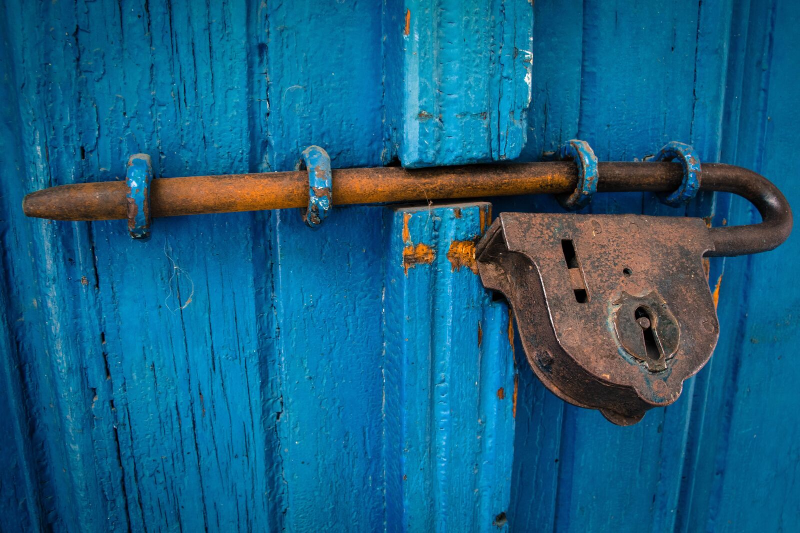 Canon EOS 700D (EOS Rebel T5i / EOS Kiss X7i) sample photo. Door, blue, rusty photography