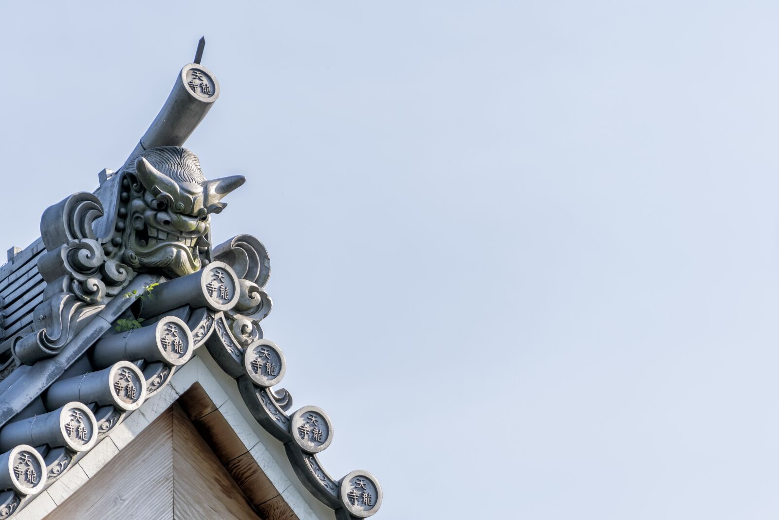 Sony a6300 + Sony FE 70-200mm F4 G OSS sample photo. Temple, japanese, roof photography