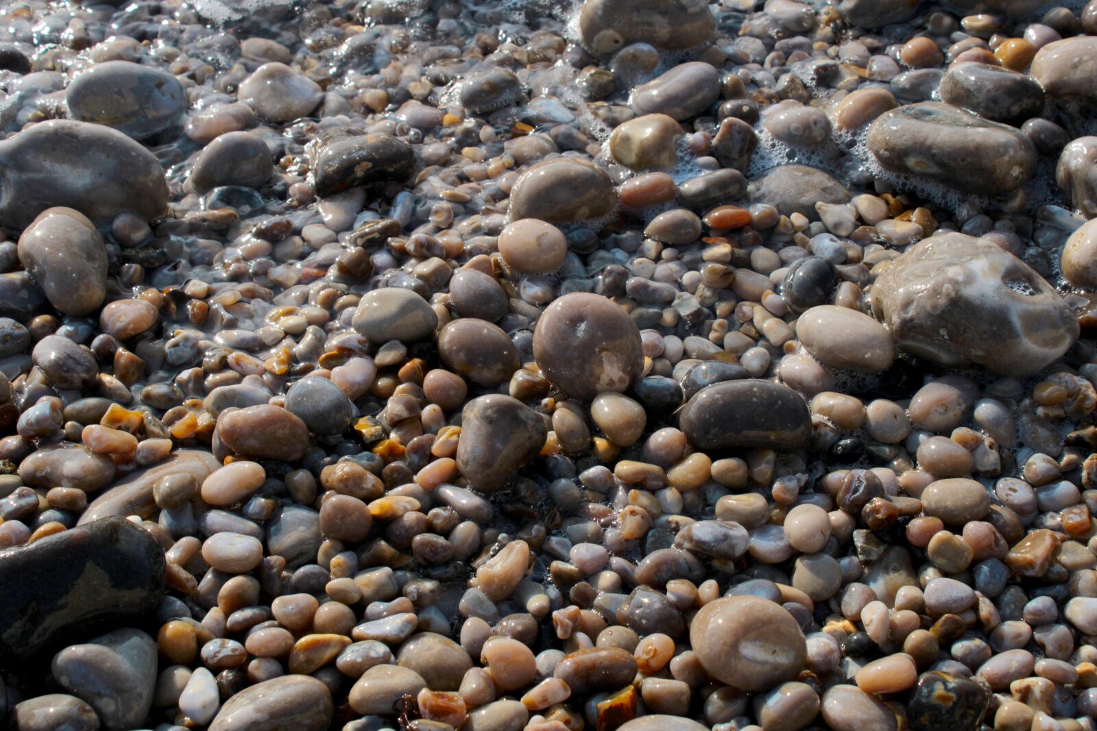 Canon EOS 2000D (EOS Rebel T7 / EOS Kiss X90 / EOS 1500D) sample photo. Stones, water, sea photography